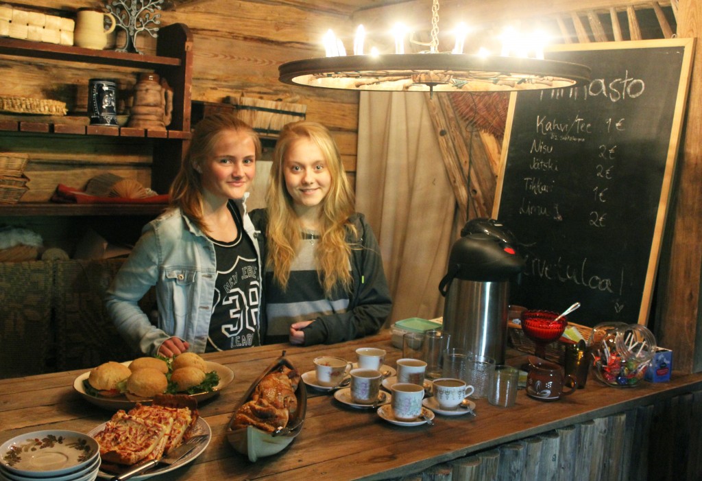 Emma (oik.) ja Anniina Ilmonen ovat jo kokeneita kahvilanpitäjiä. Viime kesänä kahvila Nisu valittiin vuoden 2014 Pohjanmaa-Keski-Suomen alueen parhaaksi 4H-yritykseksi.