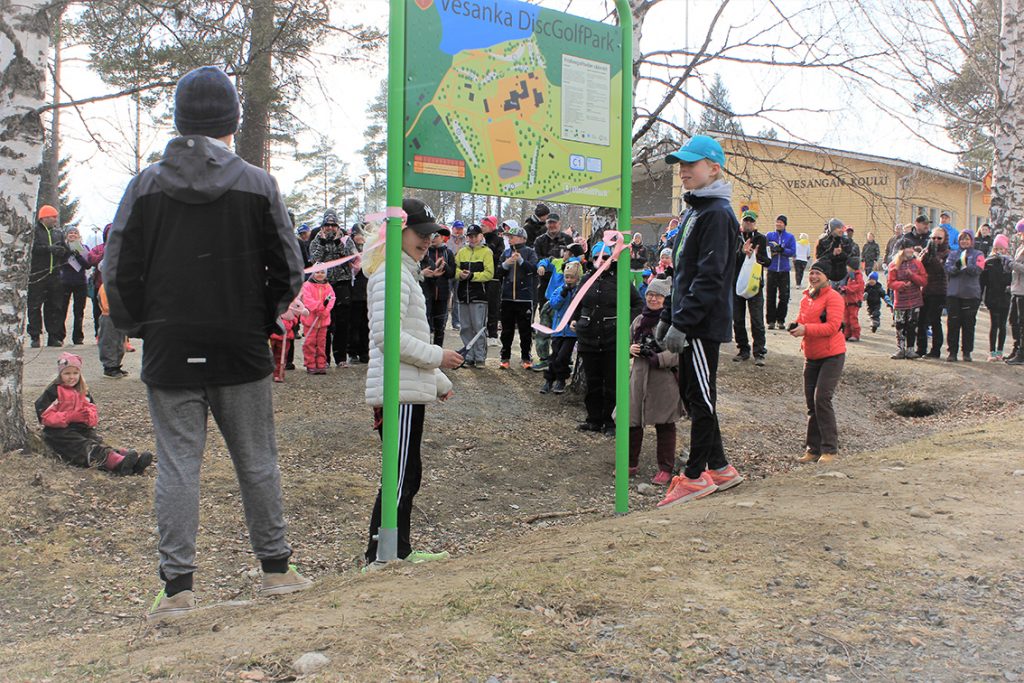 Vesankaan avattiin frisbeegolf-rata