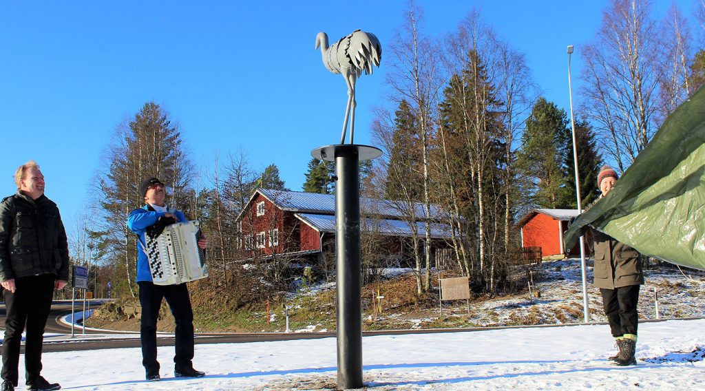 Kuukan kurki tepasteli Uuraisten liikenneympyrään