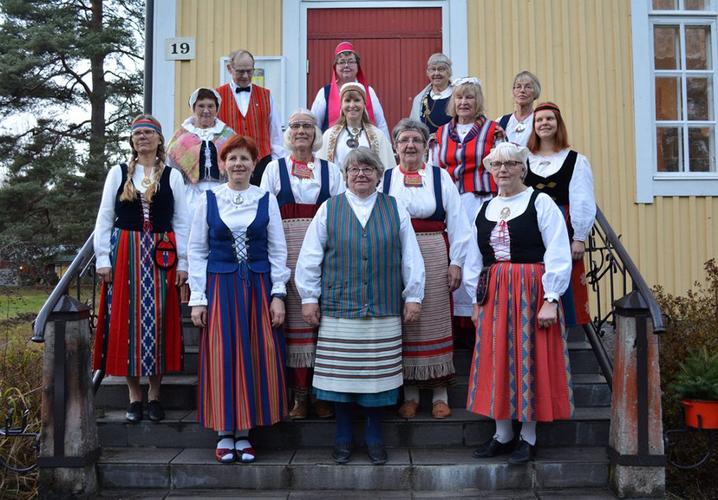 Seurapiiri tuuletti kansallispukujaan