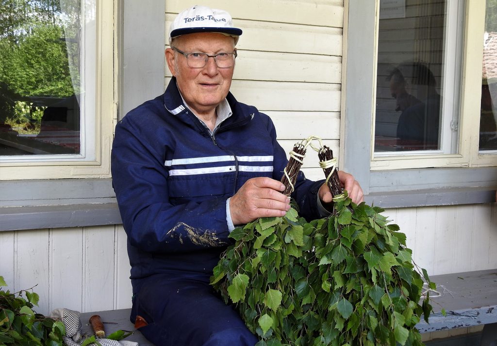”Noistapa nopsilla käsillänsä saunahan vihdat taittaa…”