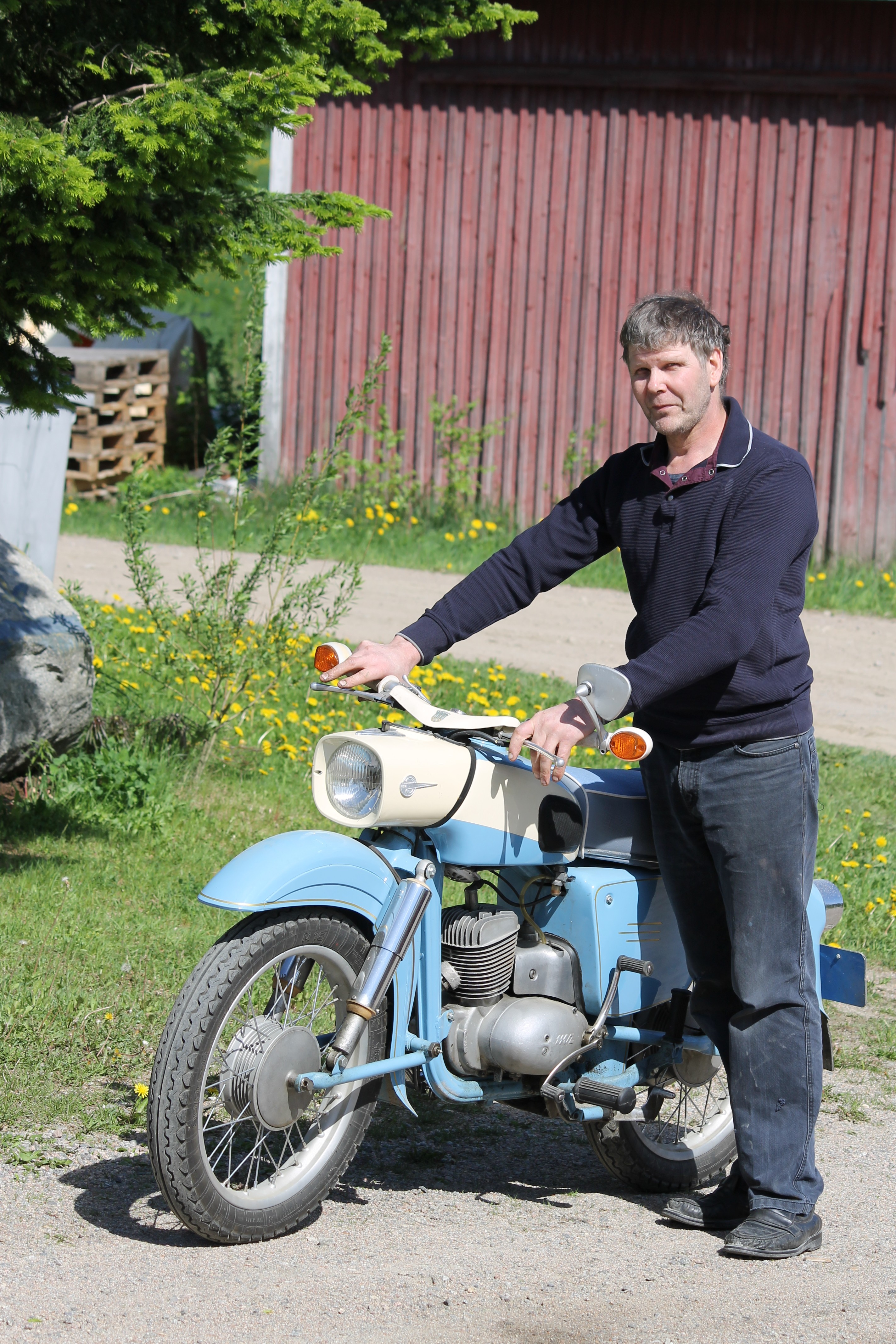 Timo Sivulan kunnostaman 63-vuosimallin MZ-moottoripyörän taivaansininen väritys on harvinainen näky. 