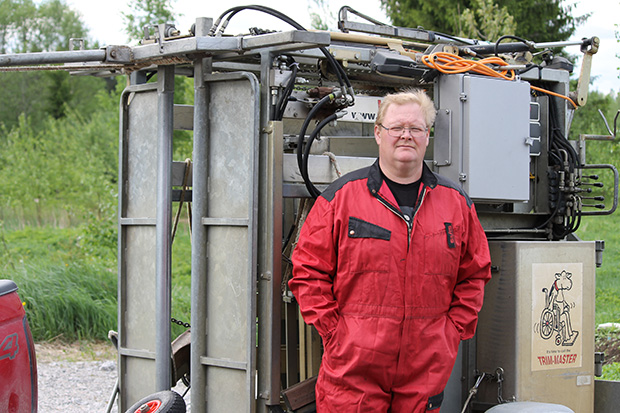 Hydrauliteline kulkee Juha Ohra-ahon auton perässä tiloille. Sorkkien liikakasvu leikataan ja hiotaan, jolloin eläimen painopiste siirtyy luonnolliseen kohtaan. Sorkkahoito kaksi kertaa vuodessa on tärkeää nautojen sairauksien hoidossa ja ehkäisyssä. Hoidetut sorkat vaikuttavat positiivisesti tuottavuuteen.