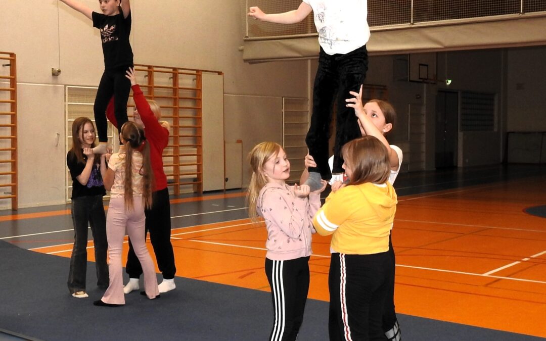 Toivakan Rivakan Cheerleader-ryhmässä on hyvä meininki