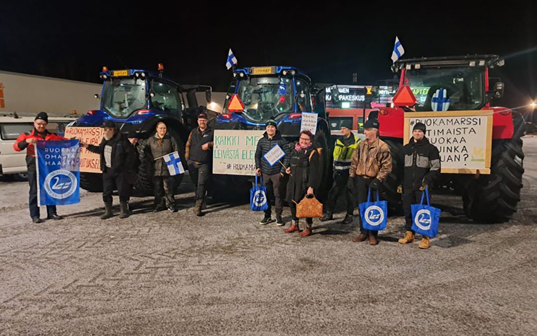 Aamuyöstä traktoreilla kohti Kuopiota