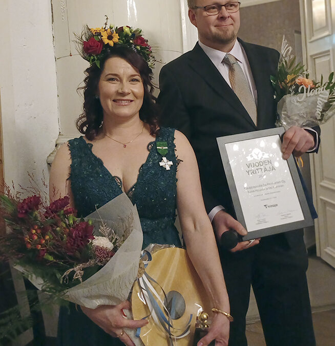 Kaisa ja Olli palkittiin Korpilahden vuoden yrittäjinä