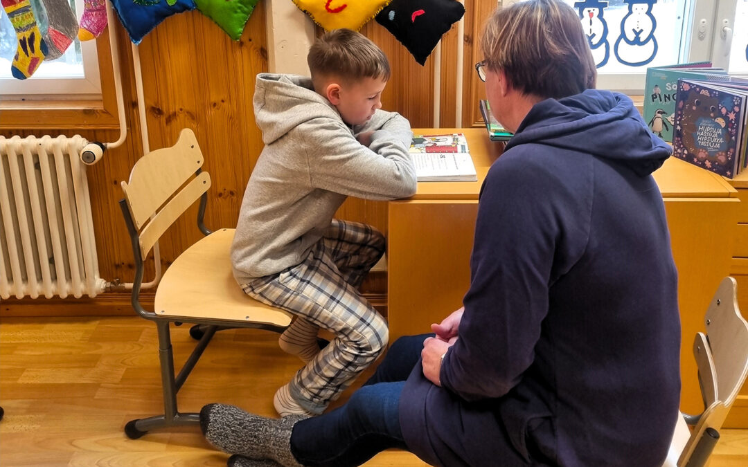Höytiän koulu on kodikas paikka aloittaa opiskelu – lukumummikin viihtyy