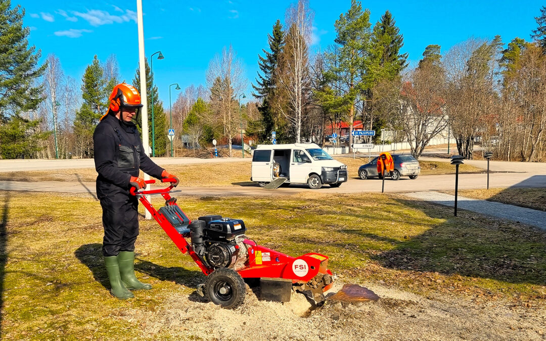Kantrivaari treenaa konserttiin metsää raivatessaan ja kantoja jyrsiessään