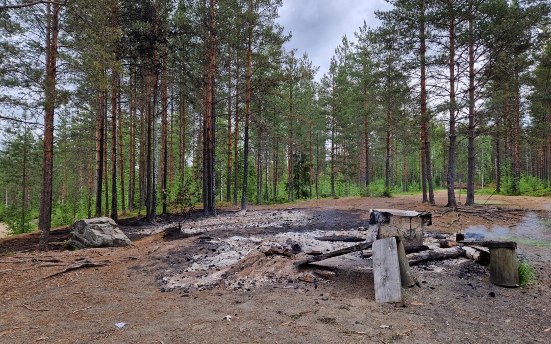 Petäjävedellä Kettulanvuoren laavu palanut poroksi