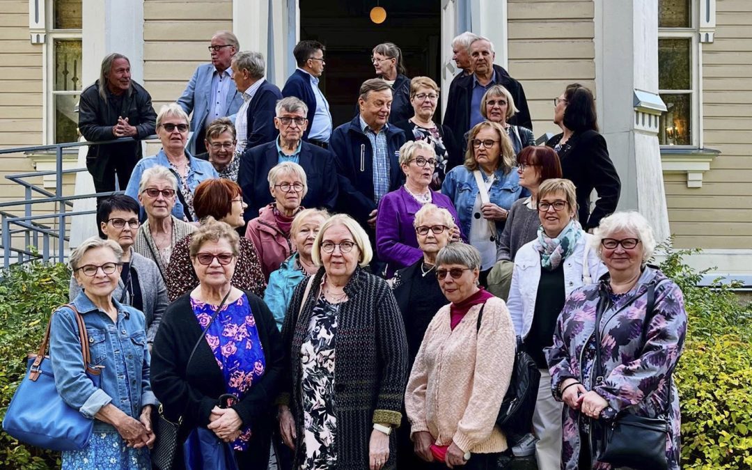 Ystävyyttä ja muistoja luokkakokouksessa vuosikymmenten jälkeen