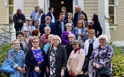 Ystävyyttä ja muistoja luokkakokouksessa vuosikymmenten jälkeen