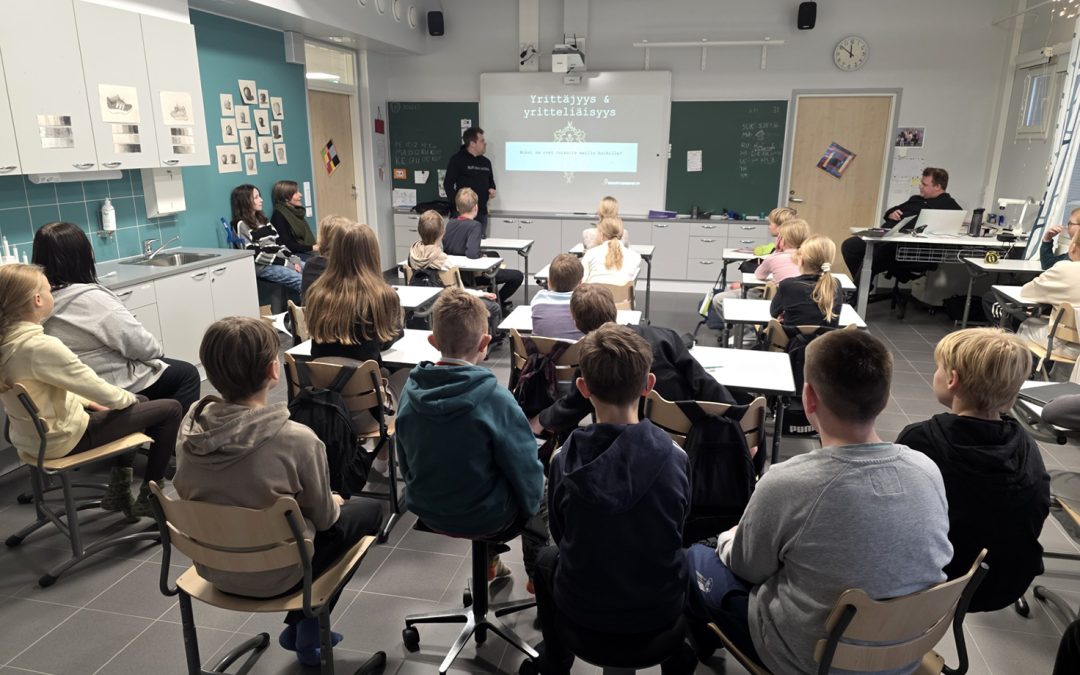 Yrittäjyyttä pienestä pitäen – Hirvasen koululla käynnistyy hanke,  jolla hankitaan monitoimikenttä koko kylän käyttöön