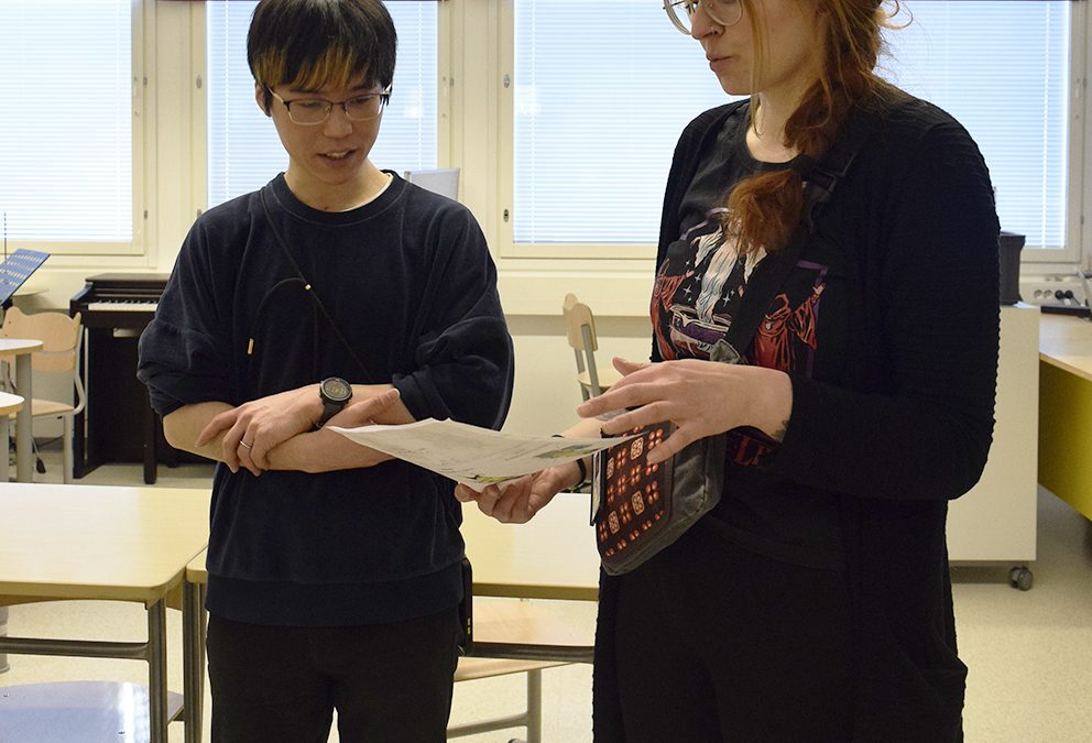 ”Suomessa koulut panostavat enemmän sivistykseen ja hyvinvointiin” – Tikkalan koululla japanilainen vieras